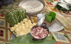 Gói bánh chưng: Gói tay trái, "hái tiền" tay phải
