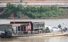 Nhiều phà tùy tiện chở ô tô qua sông tại Đồng Tháp