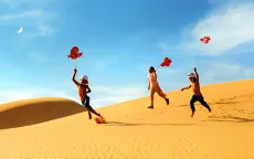 Món quà Trung thu bất ngờ cho các em nhỏ đồi Cát Bay - Bình Thuận