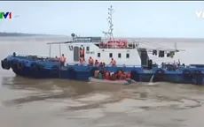 Bộ đội dầm mình trong lũ cứu dân