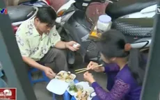 “Đánh cược” sức khỏe với bữa cơm ngoài cổng bệnh viện