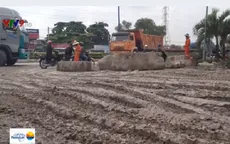 TP.HCM: Hàng tấn bùn đất đổ tràn trên xa lộ Hà Nội