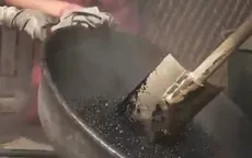 Rợn người "công nghệ" sản xuất cà phê như... nấu nhựa đường