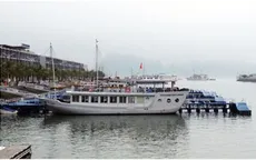 Tàu du lịch vịnh Hạ Long đón trả khách tại cảng mới