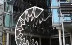 Độc đáo cây cầu có thể... cuộn tròn tại London
