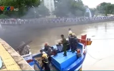Nỗ lực cứu tàu cá mắc kẹt ở gầm cầu Lê Hồng Phong