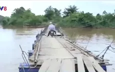 Nguy hiểm rình rập trên chiếc cầu phao chông chênh, tạm bợ