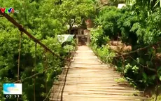 Học sinh Hòa Bình “liều mình” đi học qua cầu treo xuống cấp