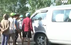 Phòng trọ ế khách, dân chặn xe đưa đón công nhân