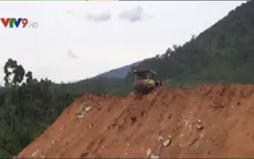 Quảng Ngãi: Một thủy điện ngang nhiên đổ hàng chục m3 thải rắn xuống sông