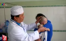 Cứu sống em bé 14 tháng tuổi bị tuốc nơ vít đâm vào đầu