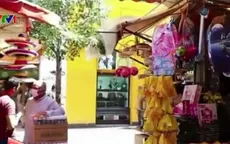 Người dân Chile đổ xô đi mua các sản phẩm quần áo màu vàng
