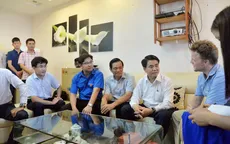 Chủ tịch Hà Nội biểu dương chàng nước ngoài dọn rác dưới mương