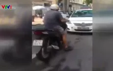 Taxi chạy ngược chiều bị SH ép lùi hàng chục mét trên phố Hà Nội