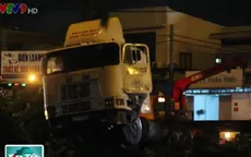 TP.HCM: Xe container “bay” lên dải phân cách trong cơn mưa