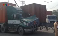 Hai xe container húc nhau, đường ra vào cảng Cát Lái ùn tắc nghiêm trọng