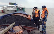 Bắt giữ tàu vận chuyển hơn 1.000 tấn than bất hợp pháp