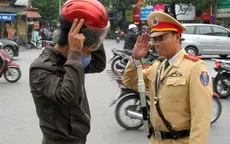 Cán bộ tuần tra được dừng phương tiện để kiểm soát