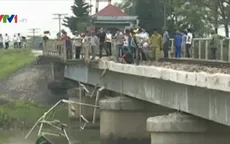 Tàu hỏa tông xe tải, tài xế trọng thương 
