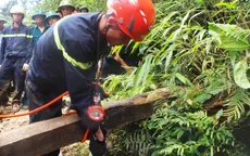 Đưa thi thể một nạn nhân của vụ mắc kẹt trong hầm vàng ra ngoài