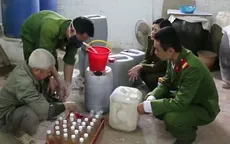 Phát hiện cơ sở sản xuất dấm gạo trộn nhiều loại hóa chất