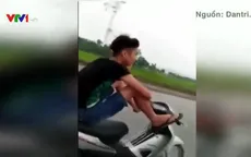 Nam thanh niên vừa lái xe bằng chân vừa gọi điện cho mẹ