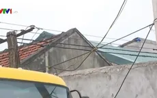 Dân thấp thỏm sống dưới đường dây điện trần 220V