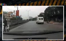 Tránh được xe máy ngược chiều, ô tô lại va vào người đi bộ băng rào