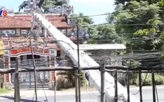 Huế: Cột điện bật gốc, mất điện trên diện rộng