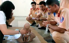 Cảnh sát giao thông Hà Nội học... đỡ đẻ