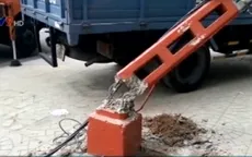 Trụ điện đổ sập vào cửa hàng gây mất điện khu vực tại TP.HCM