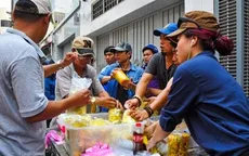 Xếp hàng dài giữa trời nắng nóng chờ mua xoài lắc ngon nhất TP.Hồ Chí Minh