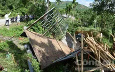 Quảng Ngãi: Ô tô chở gỗ lật xuống hố, 3 người thương vong