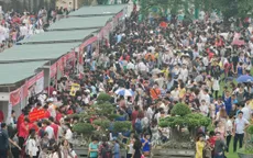 Hoàng thành Thăng Long chật ních người đến dự Lễ hội Hoa anh đào