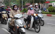 Người dân Hà Nội co ro trong cái rét đầu mùa