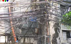 Nguy cơ cháy nổ từ những "tổ nhện" trên đường phố Hà Nội
