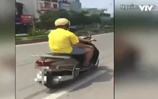 Giật mình em bé lái xe đèo bố giữa phố Hà Nội