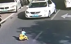 Giải cứu em bé lái ô tô đồ chơi giữa đường phố