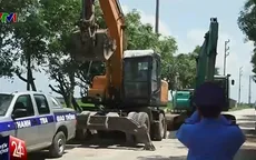 Doanh nghiệp dùng xe lu, xe tải, máy xúc "nhốt" xe công vụ