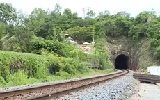 Cầu sập tại Khánh Hòa, học sinh phải chui hầm tàu đi học