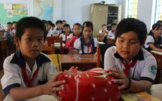 Trà Vinh: Lan rộng phong trào nuôi heo đất tiếp sức trẻ em nghèo Khmer đến trường