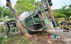 TP. HCM: Xe bồn rơi xuống kênh gãy đôi