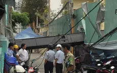 Cần cẩu đổ sập xuống trường mầm non tại TP.HCM