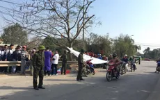 Va phải lan can ngã ra đường, hai vợ chồng bị xe tải cán tử vong