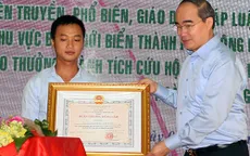 Tặng huân chương cho ngư dân cứu người vụ chìm tàu sông Hàn