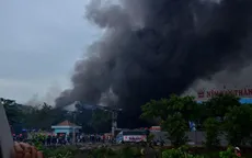 Sau 4 giờ vụ cháy công ty Nệm Vạn Thành, khói lửa vẫn bốc cao