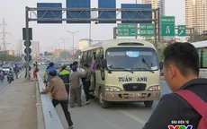 Hà Nội: Xe khách ngang nhiên đón trả khách trên đường Vành đai 3
