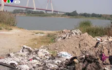 Hà Nội: Nhiều vi phạm đổ phế thải xuống sông Hồng tại phường Nhật Tân