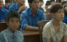 Trao huy hiệu “Tuổi trẻ dũng cảm” cho 2 thiếu niên cứu 5 học sinh đuối nước