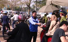 Thanh niên Thủ đô trông xe miễn phí xuyên Tết